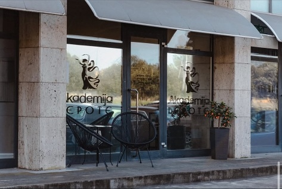 Zunanjost salona na Ankaranski cesti 7 Koper